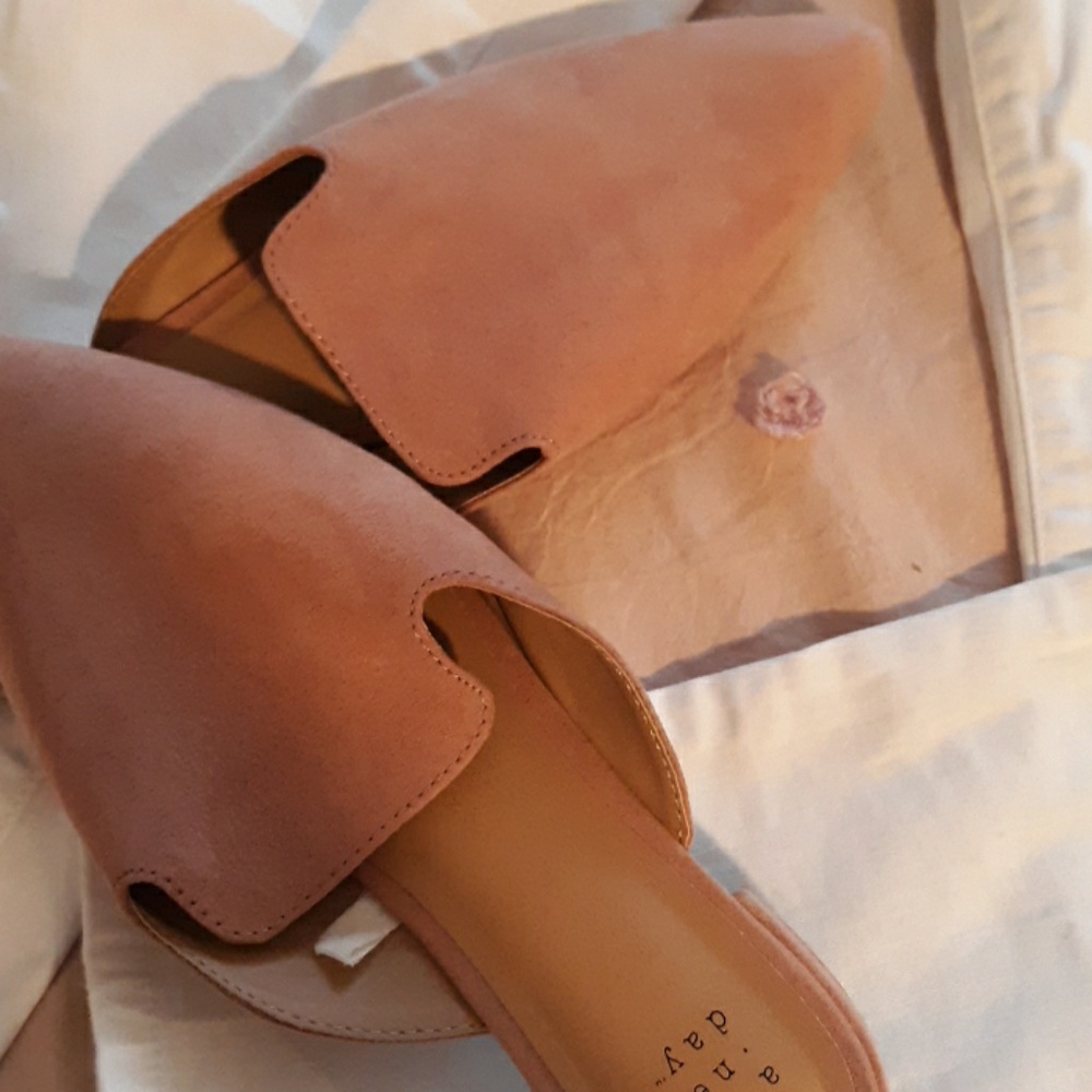 Flat sandals